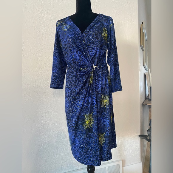 Apt. 9 Dresses & Skirts - Apt. 9 faux wrap dress size large.  Really comfortable flattering style.